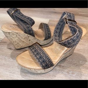 Toscanella wedges with stretchy tribal print band